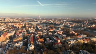 Gün batımında Krakow 'un eski bölgesinin üzerinden uçacağız. Hava görüntüsü.