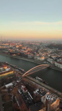 Peder Bernateks Köprüsü ve Vistula Nehri bir İHA 'dan. Yukarıdan dikey olarak hava görüntüsü.