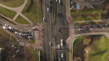 Büyük bir kavşakta yoğun trafik, insansız hava aracı görünümü.