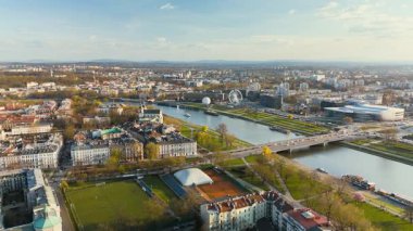 Krakow 'daki Vistula Nehri' nde bir İHA tarafından. Hava görüntüsü.
