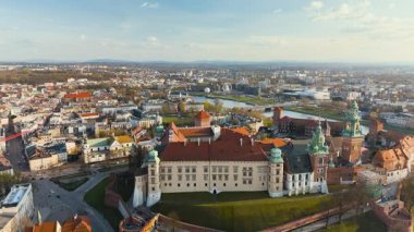 Baharda Wawel Kraliyet Kalesi, havadan çekim.