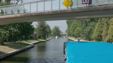 Polonya 'nın Gizycko kentindeki yaya köprüsünün altından bir tekne usulca geçiyor. Kasabaların su yolları ve manzaralı cazibesini yakalıyor..