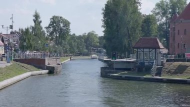 Polonya 'nın Gizycko şehrinde suyun üzerinde uzanan tarihi bir asma köprü. Köprü teknelerin geçmesine izin vermek için açılıyor, kasabaların büyüleyici deniz karakterini vurguluyor..