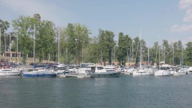 Polonya 'nın Gizycko kentindeki göle demirlemiş sayısız yat sakin sular ve açık gökyüzü arasında canlı bir deniz manzarası yaratıyor..