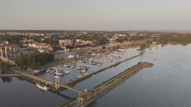 Gizycko, Polonya 'daki marinanın yukarısında dinamik dairesel bir insansız hava aracı güneşli bir günde her açıdan yatları, rıhtımları ve canlı rıhtımları yakalıyor..
