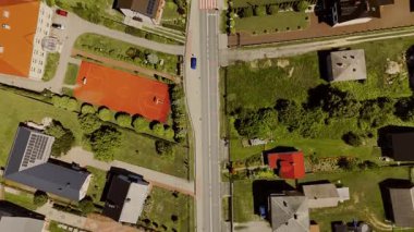 Yazın tepeden tırnağa bir Polonya köyünün insansız hava aracı görüntüleri. Olay yeri çatıları, sokakları ve yerleşim yerinin renkli düzenini vurguluyor..