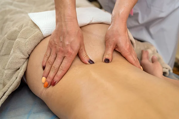 Professional Masseur Woman Massages Oil Client Back Massage Concept Oil — Stock Photo, Image