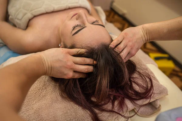 Best Masseuse Gentle Hands Massages Head Face Best Client Beautiful —  Fotos de Stock