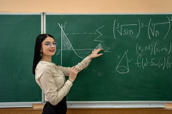 Ung Söt Kvinnlig Lärare Skriver Tavlan Slutföra Matematiska Ekvationer Klassrummet — Stockfoto