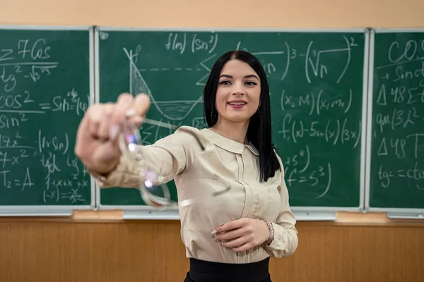 教室で数式を使った黒板に対する若い女性教師の肖像画です 教育の概念 — ストック写真