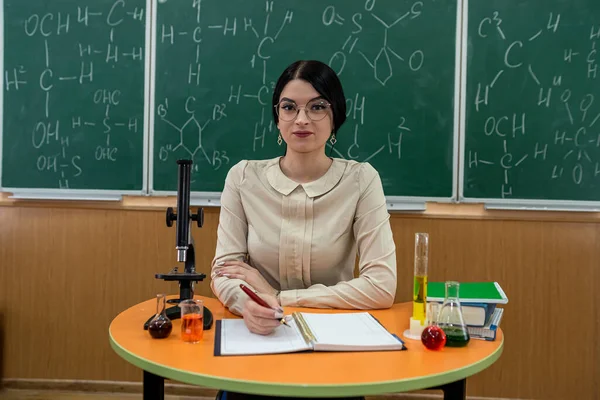 Chemie Junge Lehrerin Sitzt Einem Schreibtisch Mit Mikroskop Chemische Reaktionsflüssigkeit — Stockfoto