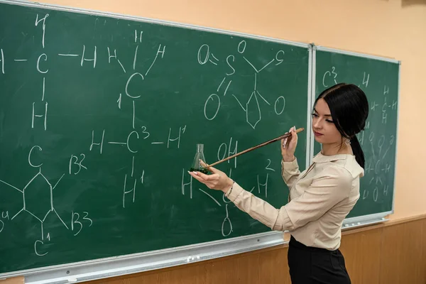 Beautiful Young Female Student Practicing Chemistry Classroom Flasks Background Board — Stock Photo, Image