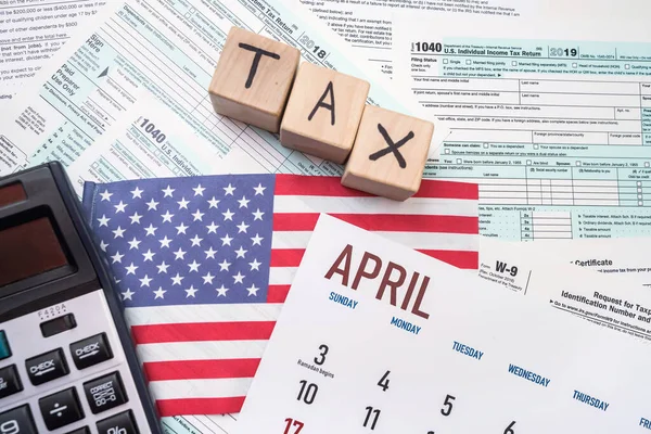 载有重要的四月申报日期的文件的顶部视图 重要日期的概念 美国税收表 — 图库照片