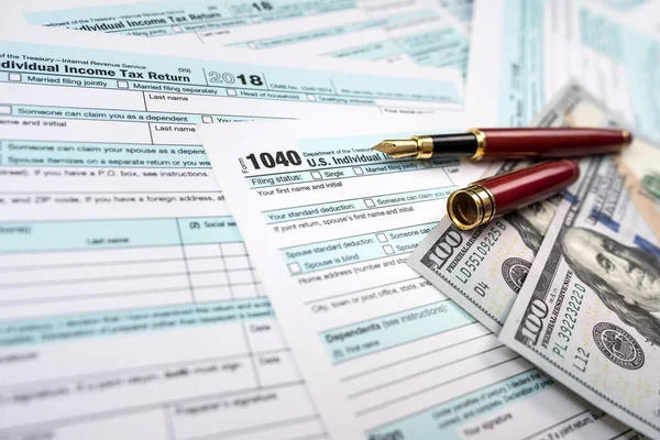 重要な日付の書類のトップ表示4月の申告書 重要な日付の概念 米国の納税申告書 — ストック写真