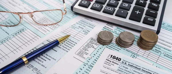 Blanco Persoonlijke Inkomstenbelasting Aangifte Met Dollarbiljetten Rekenmachine Pen Kalenderpagina Gemarkeerd — Stockfoto