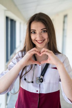 Hastanede steteskopla gülümseyen kadın bir doktor. Tıp kavramı.