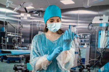 Ameliyathanede özel bir üniformayla kadın doktor hastaya ilaç enjekte ediyor. Cerrahi kavramları. Ameliyathane tıbbı Doktor