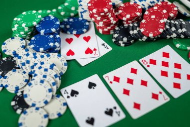 Poker kartları. Üçlü ya da set kombinasyonlu. Kumarbazın eli poker kulübünde kağıt oynar.