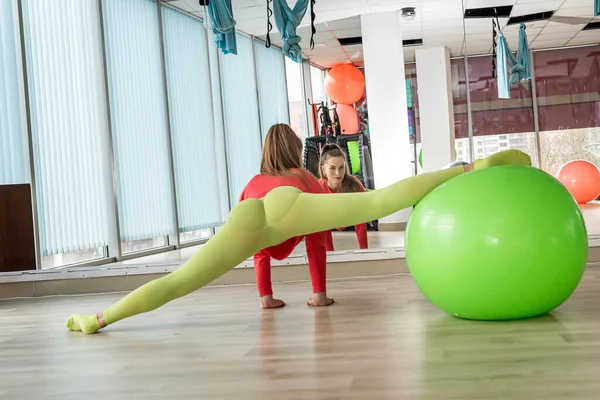 Girl Light Green Leggings Does Stretching Elite Gym Front Mirror — Foto de Stock