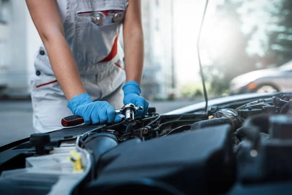 Beautiful Female Mechanic Working Car Breakdown Car Repair Shop Woman — Stock Photo, Image