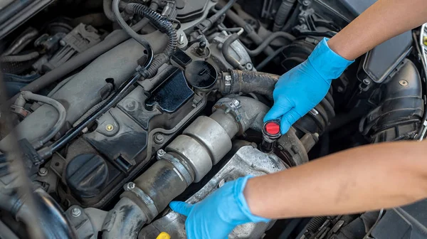 Mujer Técnico Servicio Automóviles Inspecciona Repara Coche Cliente Centro Servicio — Foto de Stock