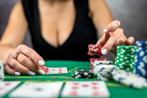 Gece Elbisesi Giymiş Poker Oynayan Kumarhane Masasında Cips Yiyen Bir — Stok fotoğraf