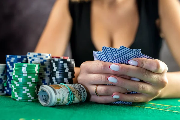 Piękna Kobieta Gracz Liczy Żetony Pieniądze Podbija Podczas Gry Pokera — Zdjęcie stockowe
