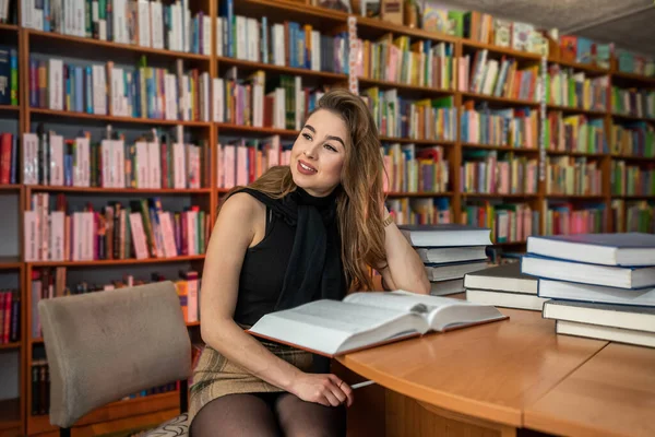 Schöne Junge Mädchen Kam Die Bibliothek Und Verbringt Zeit Mit — Stockfoto