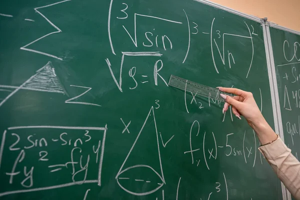 Weibliche Hand Mit Kreide Und Schreiben Mathematikformel Auf Tafel Bildungskonzept — Stockfoto