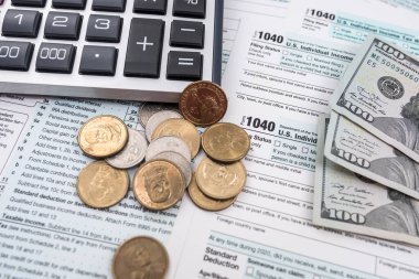 Kalem bitcoin sikkeleri, hesap makinesi finansal dökümanlarıyla birlikte 1040 formunda. Evrak işleri. vergi formları vatandaşların vergilerini sunar