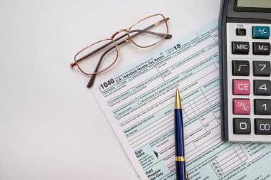 Kalem bitcoin sikkeleri, hesap makinesi finansal dökümanlarıyla birlikte 1040 formunda. Evrak işleri. vergi formları vatandaşların vergilerini sunar