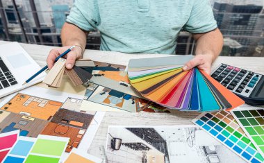 Sanat tasarımcısı yeni bir binadaki yeni bir apartman projesinin renklerini seçiyor. Dairenin çizimindeki renk seçimi. Tasarımcı