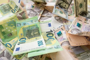 100 Avrupai para, 100 dolar ve 1000 Ukrayna Hryvnia uah değişim konsepti, finans geçmişi. bankacılık