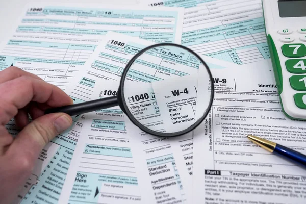 以提交该国公民的收入申报单的日期对日历的顶部视图 税务表格的概念 税收和捐款 — 图库照片
