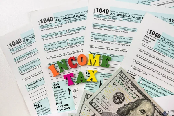 国民の収入に関する申告書の提出日とカレンダーのトップビュー 税形態の概念 1040 デスクトップ — ストック写真