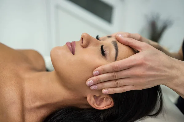 Jeune Femme Dans Salon Beauté Spa Ayant Massage Facial Curatif — Photo