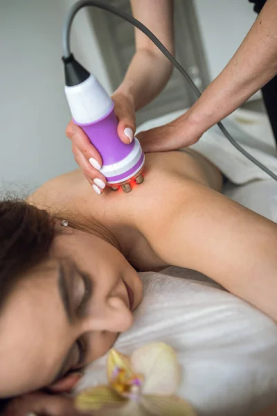 Masseur Doing Cellulite Massage Vacuum Massage Device Female Client Spa — 图库照片