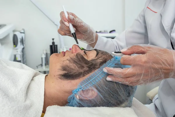 Wanita Cantik Yang Puas Menggunakan Jasa Ahli Kosmetologi Profesional Salon — Stok Foto