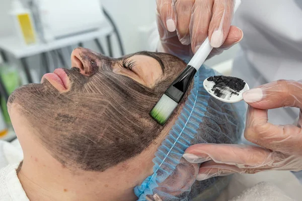 Kozmetik Uzmanı Spa Kozmetik Kliniğinde Kadın Bir Müşterinin Yüzüne Temizleyici — Stok fotoğraf