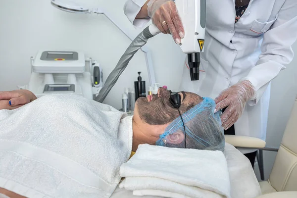 Dermatolog Wykonuje Zabieg Odmładzania Twarzy Kremem Centrum Spa Problemy Skórne — Zdjęcie stockowe