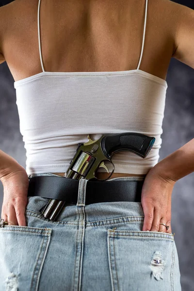 Kvinna Jeansshorts Håller Revolverpistol Handen Vapnet Kvinnans Händer Farlig Kvinna — Stockfoto
