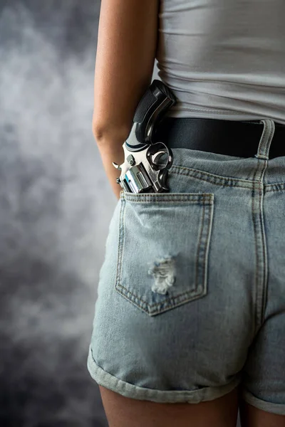 Kot Şortlu Kadın Elinde Tabanca Tutuyor Silah Kadının Ellerindedir Tehlikeli — Stok fotoğraf