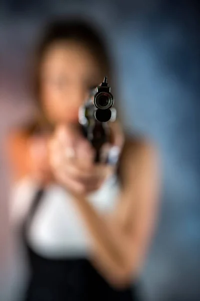 Güzel Esmer Seksi Bir Kadın Elinde Silahla Kurbana Doğrultmuş Kötü — Stok fotoğraf