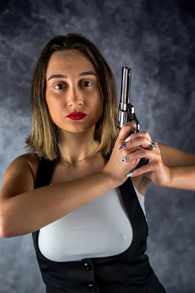Kısa Saçlı Güzel Seksi Bir Kız Elinde Silah Tutuyor Duman — Stok fotoğraf