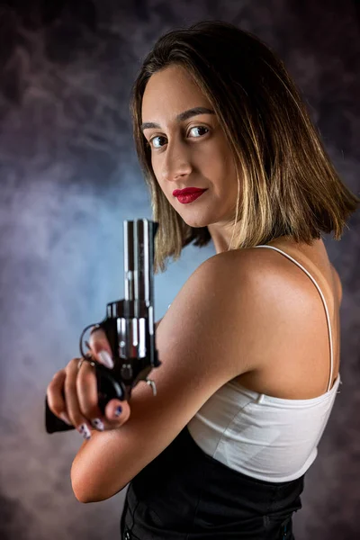 Jeune Belle Femme Brune Sexy Posant Avec Pistolet Main Sur — Photo