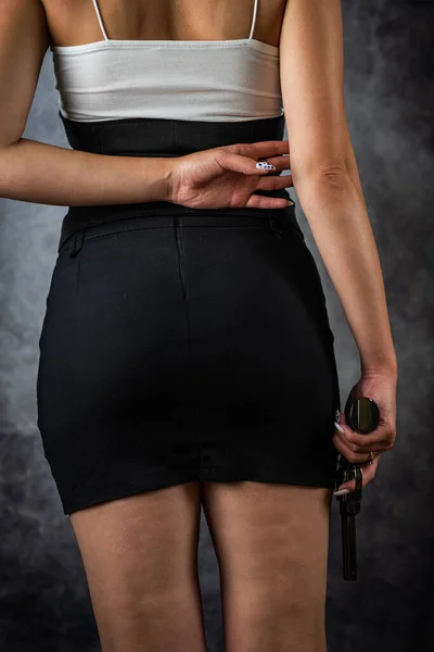 Jeune Femme Avec Pistolet Noir Vêtements Noirs Sur Fond Sombre — Photo