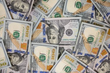 Siyah arka planda büyük miktarda Amerikan doları izole edilmiş. En iyi görüntü dolar para. iş