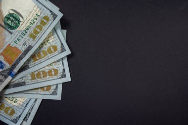 Siyah arka planda izole edilmiş yüz dolarlık banknotlar yığını. Dolar parası. Finans. zenginlik