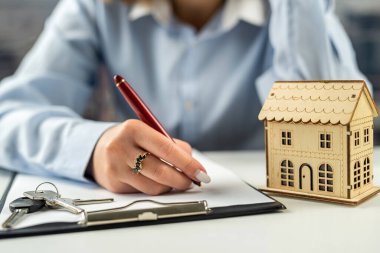 Kadın ipotek kredileri için ev sigortası yaptırıyor. Bir işadamı sigorta sözleşmesi imzalar..