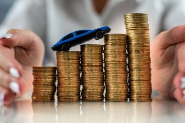 Roller Coaster 'da aynalı bir masada elinde bozuk paralarla duran kadın arabayı sürüyordu. Kariyer adımları. İş dünyası